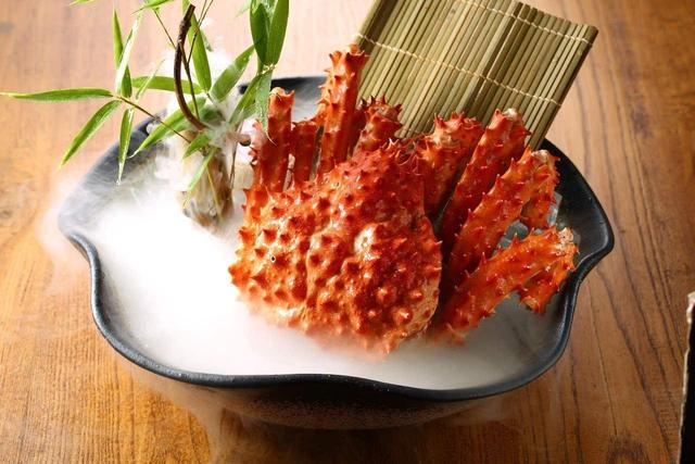 “入侵”挪威的帝王蟹，由一屑不顾到“香饽饽”，变着法卖高价