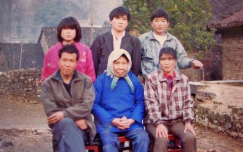 新亮吊扇灯怎么样，年幼的弟弟撑起了我们一个家庭