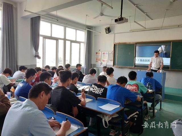 抓学风 严教风 安徽工程技术学校深入新生班级随堂听课