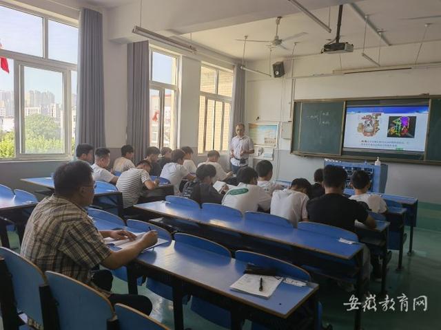 抓学风 严教风 安徽工程技术学校深入新生班级随堂听课