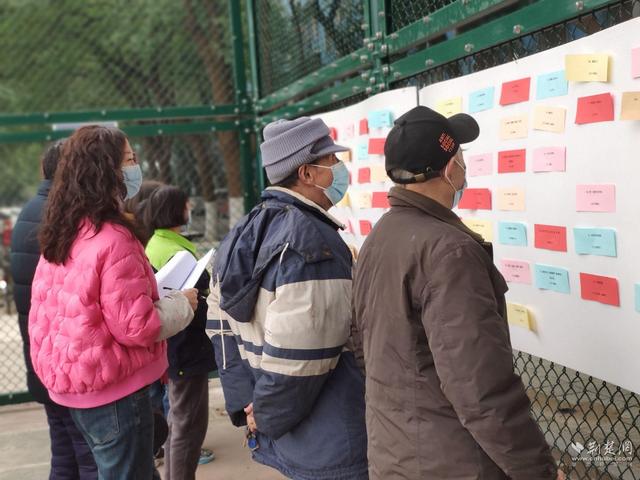 边玩边学环保知识 凌云社区开展公益环保集市活动