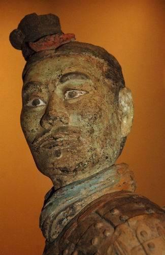 1999年，兵马俑二号坑发现一个陶俑，其神秘面孔让考古界为之震动