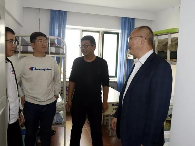 国庆到来之际，学校领导带队走访校园各区情况