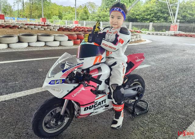 5岁萌妹骑手超燃压弯引争议，家长回应：训练专业安全有保障，孩子非常喜欢