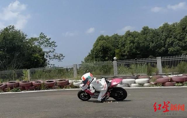 5岁萌妹骑手超燃压弯引争议，家长回应：训练专业安全有保障，孩子非常喜欢