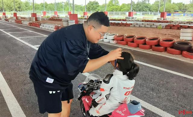 5岁萌妹骑手超燃压弯引争议，家长回应：训练专业安全有保障，孩子非常喜欢