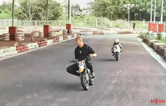 5岁萌妹骑手超燃压弯引争议，家长回应：训练专业安全有保障，孩子非常喜欢