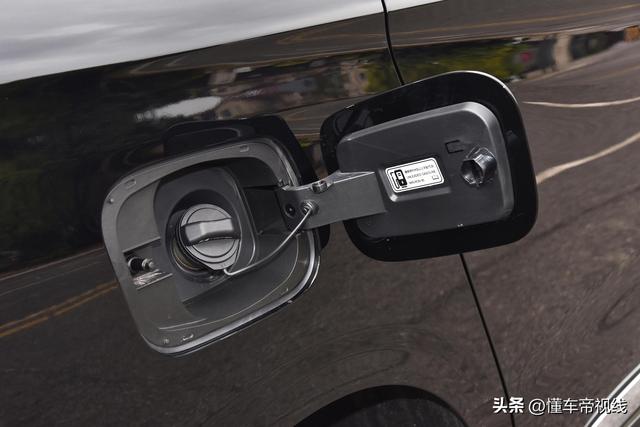 新车｜长度超红旗HQ9，2.0T发动机/独立后悬架，一汽奔腾M9实拍
