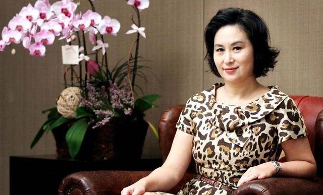 何超琼前夫现身赌王葬礼，曾花两千万办世纪婚礼，却因李嘉欣离婚