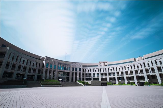 美翻了！大学之大，在大师，也在图书馆。河南高校图书馆大比拼