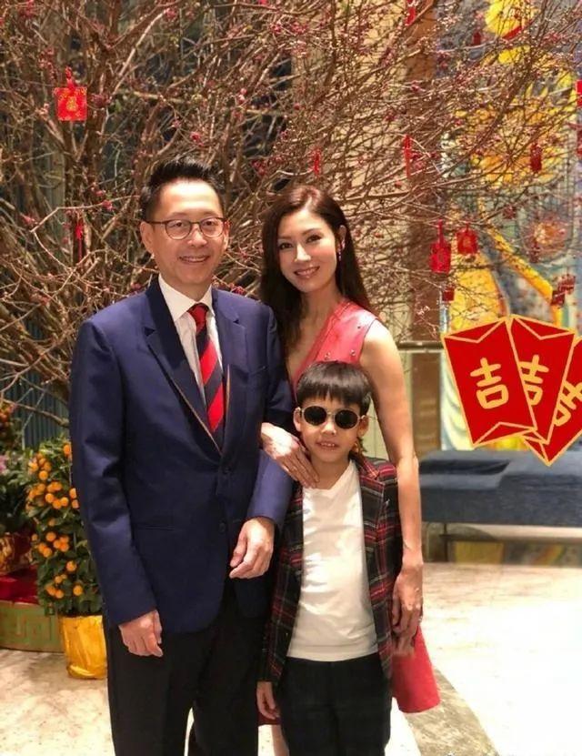 何超琼前夫现身赌王葬礼，曾花两千万办世纪婚礼，却因李嘉欣离婚