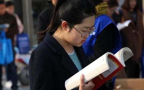 那些发错群的官员后来都咋了（官员错发群信息后的处理情况）