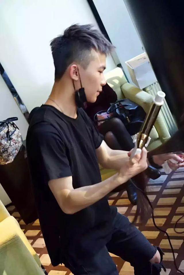 走近AC人氣髮型師——90後髮型師帶你玩轉至潮髪色 !
