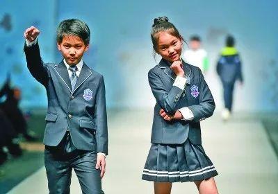 宽松肥大、颜色单调、做工粗糙，校服可不可以不这么土？