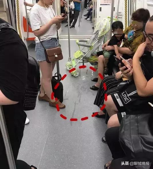 地铁上小女孩憋不住，家长当众抱着孩子车厢撒尿！有乘客怒了……