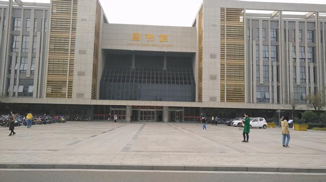美翻了！大学之大，在大师，也在图书馆。河南高校图书馆大比拼