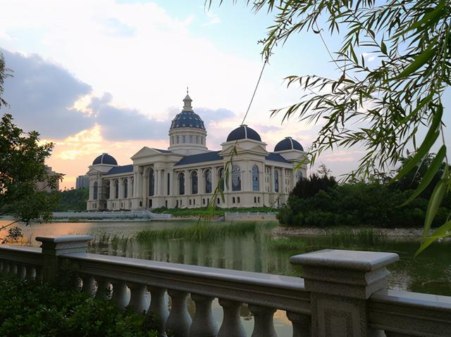美翻了！大学之大，在大师，也在图书馆。河南高校图书馆大比拼