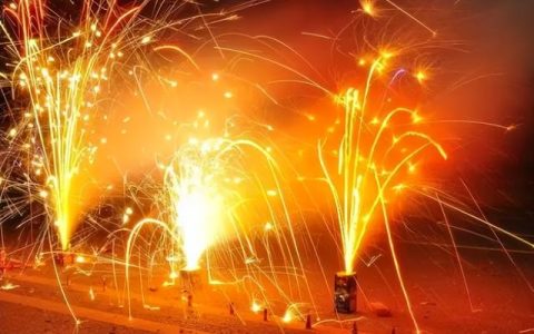 今年过节欢庆多多烟花爆竹鞭炮声响彻天际