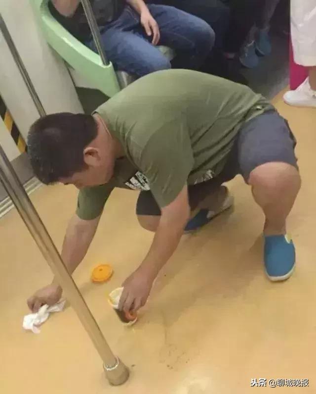 地铁上小女孩憋不住，家长当众抱着孩子车厢撒尿！有乘客怒了……