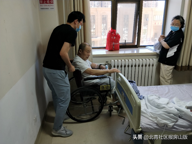 「我为群众办实事」做知心人 成主心骨 长阳镇原香小镇社工接出院老人回家