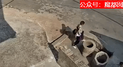 监控曝光：7岁女孩把4岁男童扔进深井，背后真相才是最可怕的