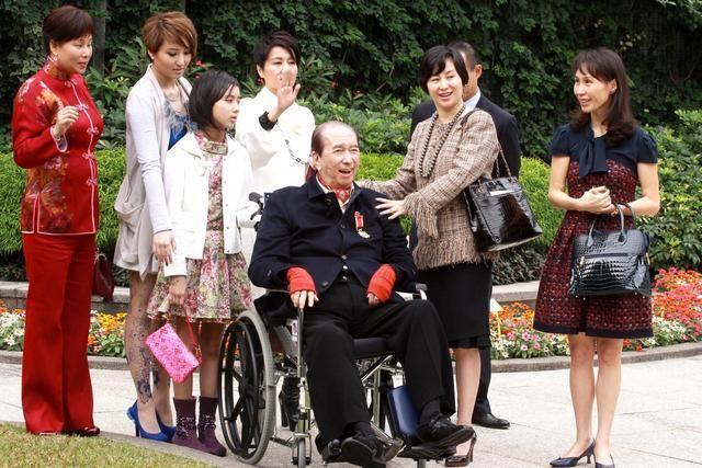 赌王家族祖孙合影曝光，赌王妈妈颜值高，何猷光何超英长相随奶奶