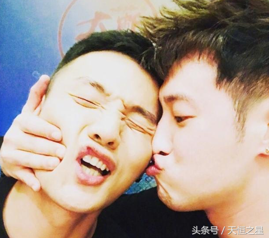 李荣浩遭潘玮柏强吻？并宣誓主权！对此杨丞琳的反应却亮了！
