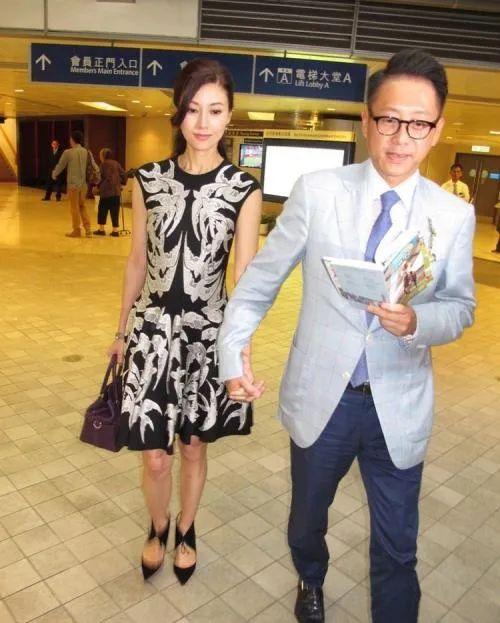 何超琼前夫现身赌王葬礼，曾花两千万办世纪婚礼，却因李嘉欣离婚