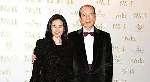 何超琼前夫现身赌王葬礼，曾花两千万办世纪婚礼，却因李嘉欣离婚