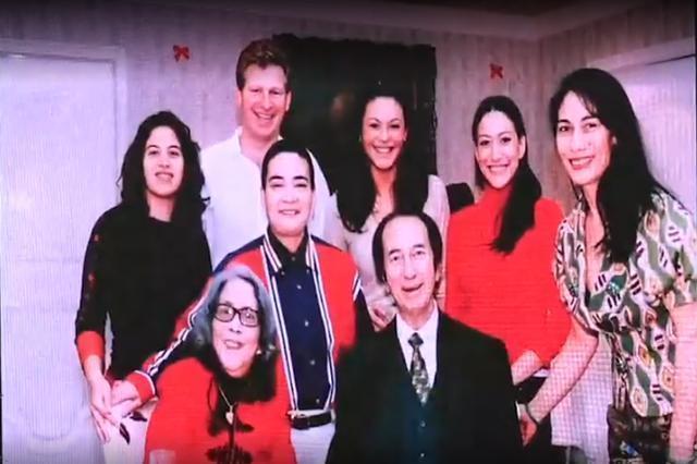 赌王家族祖孙合影曝光，赌王妈妈颜值高，何猷光何超英长相随奶奶