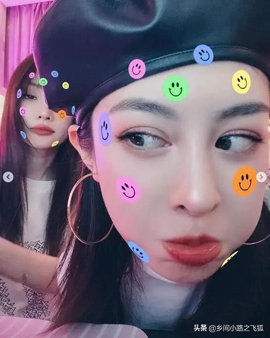 秀闺蜜情！李小璐与闺蜜聚会疯狂自拍，对镜头摆pose颜值在线！