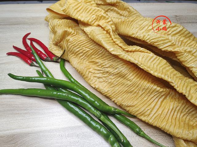 这道菜堪称蛋白肉，无肉胜似有肉，放上几根辣椒爆炒下，比肉好吃