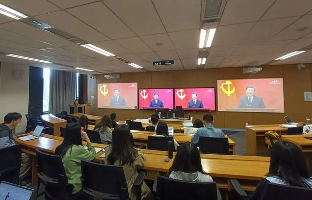 人大师生集体收看第二十届中央政治局常委同中外记者见面会