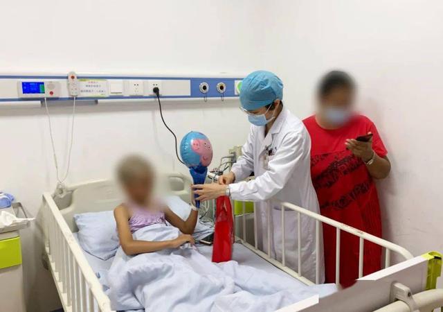 女儿被妈妈用农药焗头驱虱进ICU，女人的无知比“农药”更可怕
