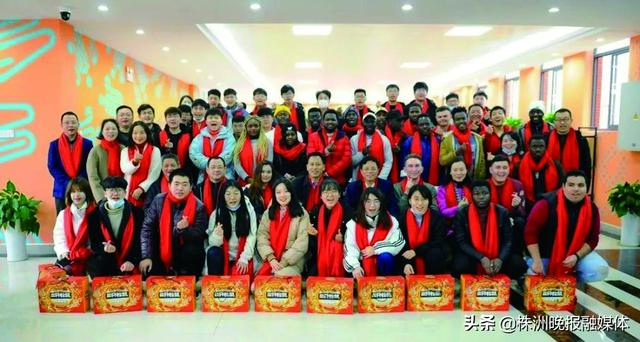 湖南工大国内外留校学生拍“全家福”辞旧迎新