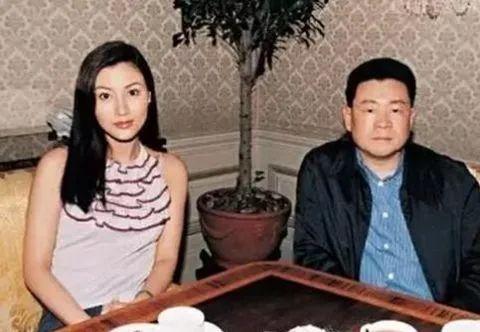 何超琼前夫现身赌王葬礼，曾花两千万办世纪婚礼，却因李嘉欣离婚