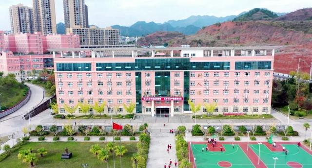 党的二十大精神在基层—新闻媒体“千人百进”蹲点调研采访 |他山中学：实施“一体两翼” 办好人民满意的教育