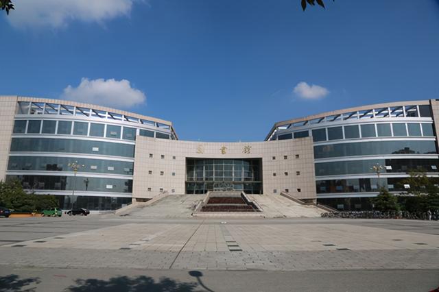 美翻了！大学之大，在大师，也在图书馆。河南高校图书馆大比拼