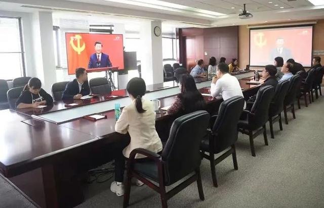 人大师生集体收看第二十届中央政治局常委同中外记者见面会