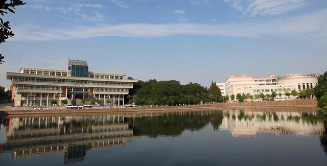 美翻了！大学之大，在大师，也在图书馆。河南高校图书馆大比拼