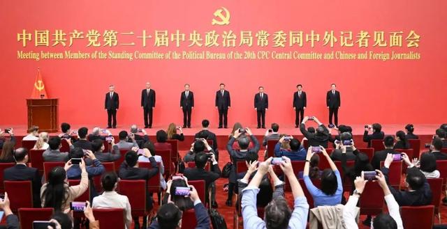 人大师生集体收看第二十届中央政治局常委同中外记者见面会