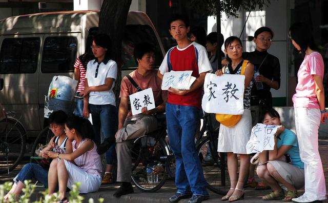理想与现实的差距有多大，大一新生兼职半天被辞退