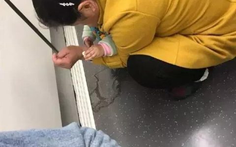 肚子装不下了尿液公交车（乘客被迫下车 公交车内满是尿液）