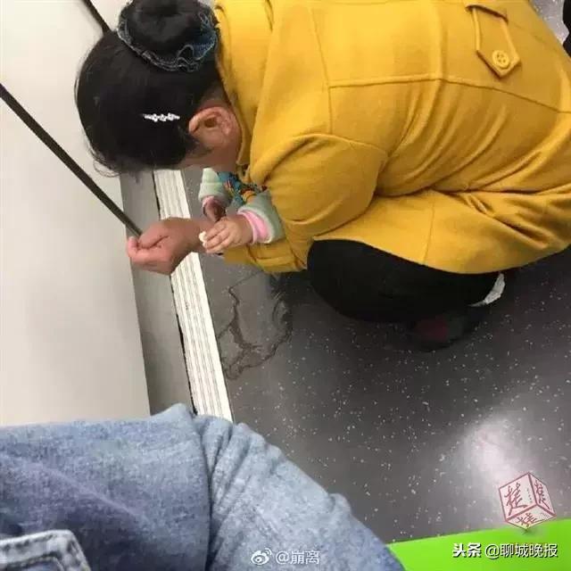 地铁上小女孩憋不住，家长当众抱着孩子车厢撒尿！有乘客怒了……