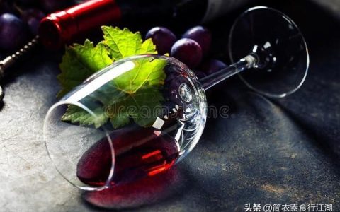 老人去世留一柜子钱家人数到手软（老人去世留下一柜子钱 家人收益惊喜）