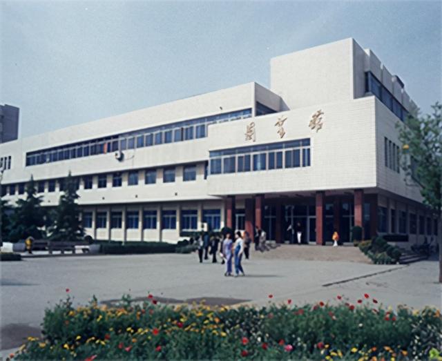 美翻了！大学之大，在大师，也在图书馆。河南高校图书馆大比拼