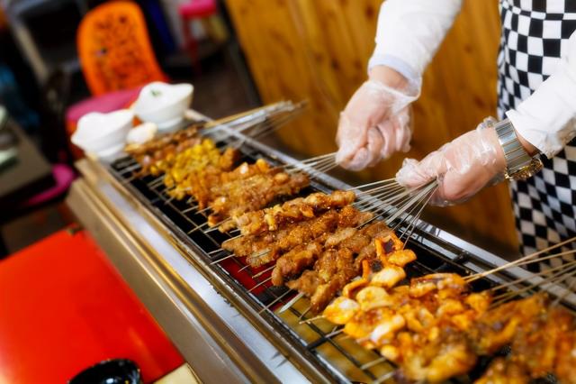 我想开个烧烤店，烧烤师傅出技术，每天抽营业额30%，合适吗？