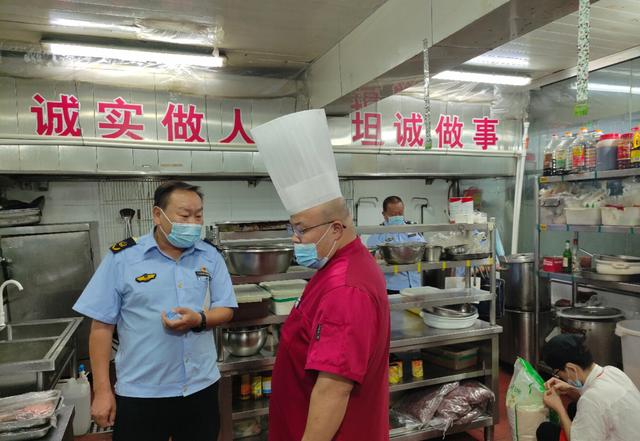 疫情防控走在先 餐饮监管保安全——东河区市场监督管理局开展中秋节中大型餐饮单位专项检查