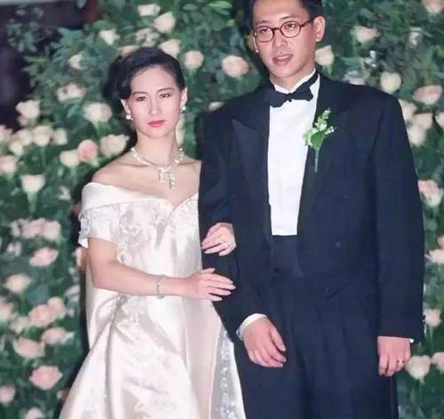 何超琼前夫现身赌王葬礼，曾花两千万办世纪婚礼，却因李嘉欣离婚