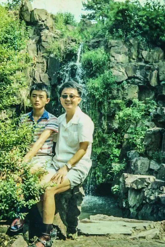 他80多岁，称儿子是天才：6岁被打瞎了眼睛，现住在“精神病院”